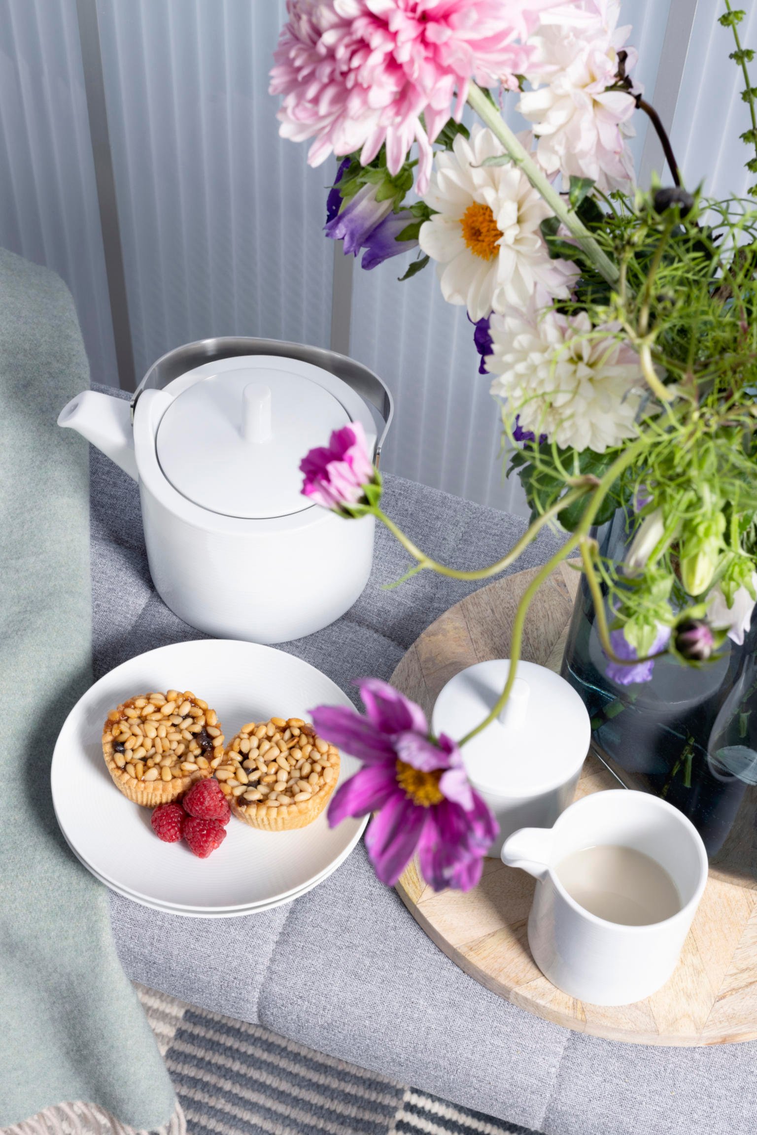 Thomas Loft White tea pot with tea cups & cookie plate